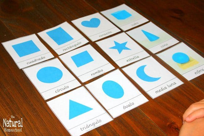 In this post, we are so happy to share with you a Montessori Curriculum Free Sensorial Lesson! This one will teach children the names of shapes, so we have a free printable set of shapes 3-part cards in Spanish for you to download!