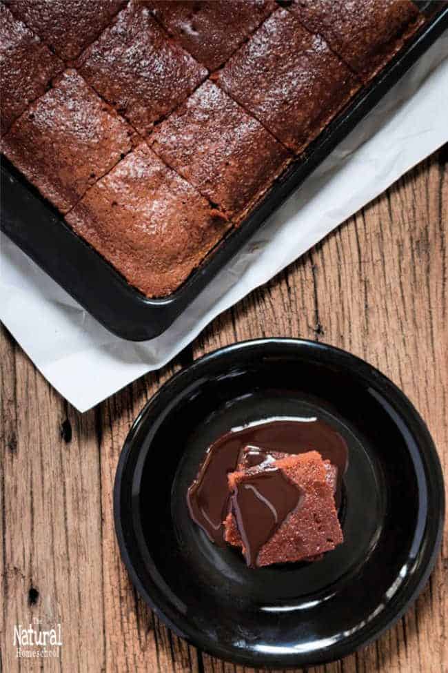 In this post, I will share with you a very delicious and simple vegan chocolate brownies recipe. You can make it drier for a cake or more moist for brownies.
